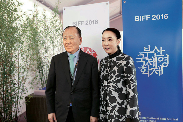김동호 이사장(왼쪽)과 강수연 집행위원장. 한겨레 자료사진