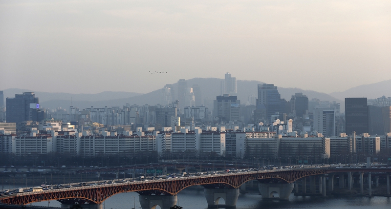 강남 아파트를 상징하는 압구정동 현대아파트와 청담동 아파트. 김명진 기자