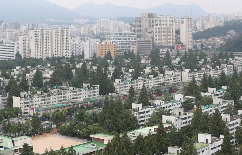 재건축을 앞두고 있는 반포본동 주공 아파트와 강남 일대의 모습. 신소영 기자