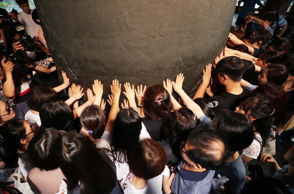 대학수학능력시험을 100일 앞둔 8일 오전 서울 종로구 보신각에서 열린 대학 합격기원 타종행사에서 수험생과 학부모들이 보신각종에 손을 대고 대학합격을 기도하고 있다. 백소아 기자 thanks@hani.co.kr