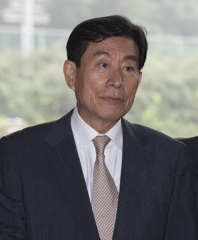 원세훈 전 국가정보원장이 7월24일 서울 서초동 서울고법에서 열린 국정원 대선 여론 조작 사건 결심 공판에 참석하고 있다. 이날 검찰은 원 전 원장에게 징역 4년에 자격정지 4년을 구형했다. 한겨레 김성광 기자