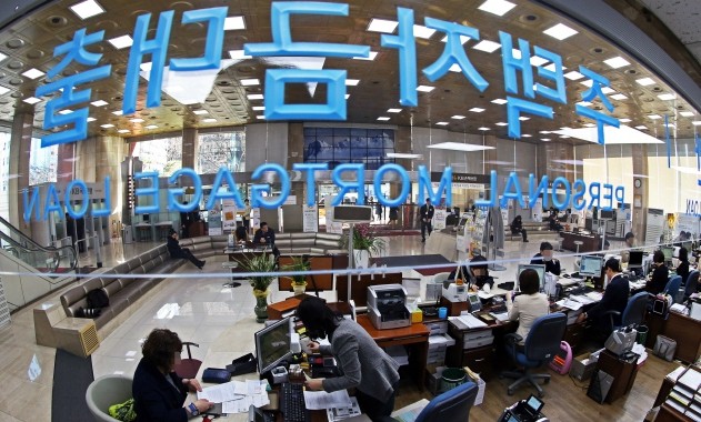[한겨레 사설] 가계빚 1400조원 시대에 앉아서 떼돈 번 은행들