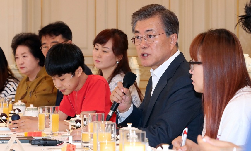 청와대 찾은 ‘산소호흡기 소년’…문 대통령 고개를 숙였다