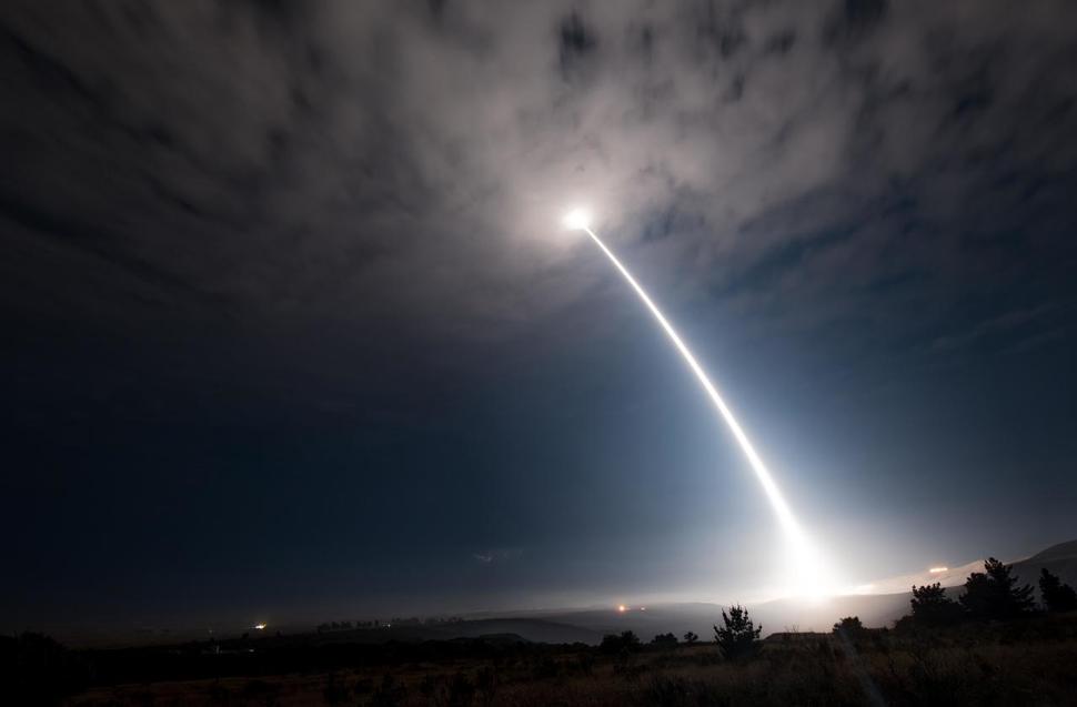 미국도 ICBM 시험 발사 미국 캘리포니아 반덴버그 공군기지에서 2일 오전 2시10분 핵탄두를 장착하지 않은 미니트맨3 대륙간탄도미사일이 시험 발사되고 있다. 미공군글로벌타격사령부 제공