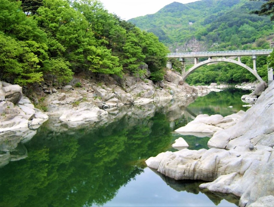 경남 함양군 휴천면 문정리 지리산 계곡에 있는 용유담. 지리산댐이 건설되면, 용유담은 물속에 잠기게 된다.