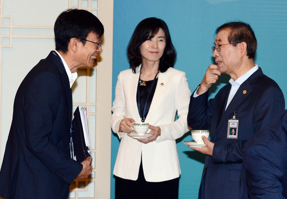 8일 청와대에서 김상조 공정거래위원장(왼쪽)이 국무회의에 참석한 박원순 서울시장과 회의 시작 전 대화를 나누고 있다. 청와대 사진기자단