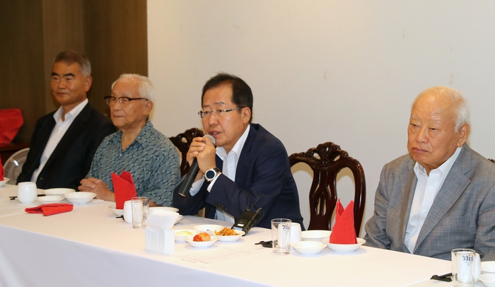 자유한국당 홍준표 대표가 9일 서울 여의도 한 중식당에서 예비역 장성들과의 오찬에서 인사말을 하고 있다. 연합뉴스