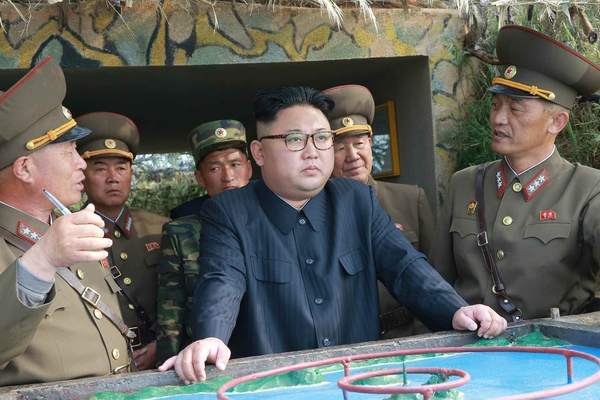 지난 5월5일 서해 연평도에서 가까운 장재도 방어대와 무도 영웅방어대를 시찰하는 북한 김정은 노동당 위원장. 연합뉴스