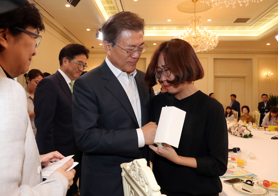 문재인 대통령이 8일 오후 청와대 인왕실에서 열린 가습기 살균제 피해자 간담회에서 이은영 ‘너나우리‘ 공동대표를 만나 따뜻하게 위로하고 있다. 2017.8.8 /청와대사진기자단