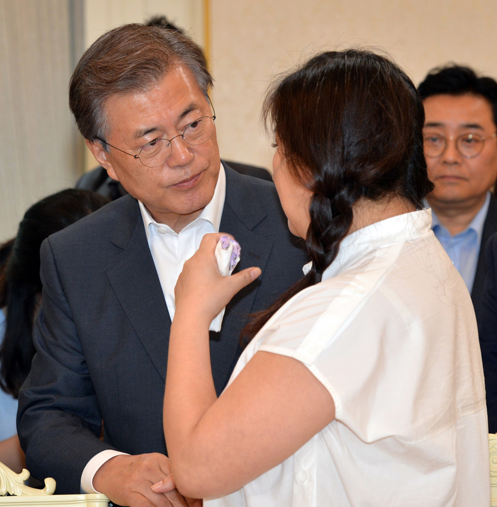 문재인 대통령이 8일 오후 청와대에서 열린 ‘가습기살균제 피해자 간담회’에서 울먹이는 조순미씨를 위로하고 있다. /청와대사진기자단