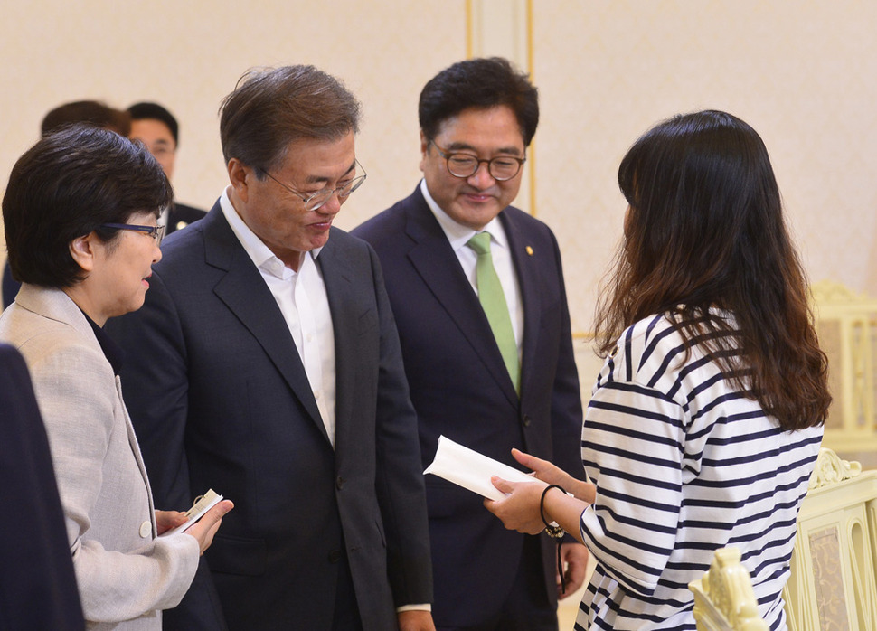 문재인 대통령이 8일 오후 청와대 인왕실에서 가습기 살균제 피해자 김미란씨로부터 편지를 받고 있다. 2017.08.08. /청와대사진기자단