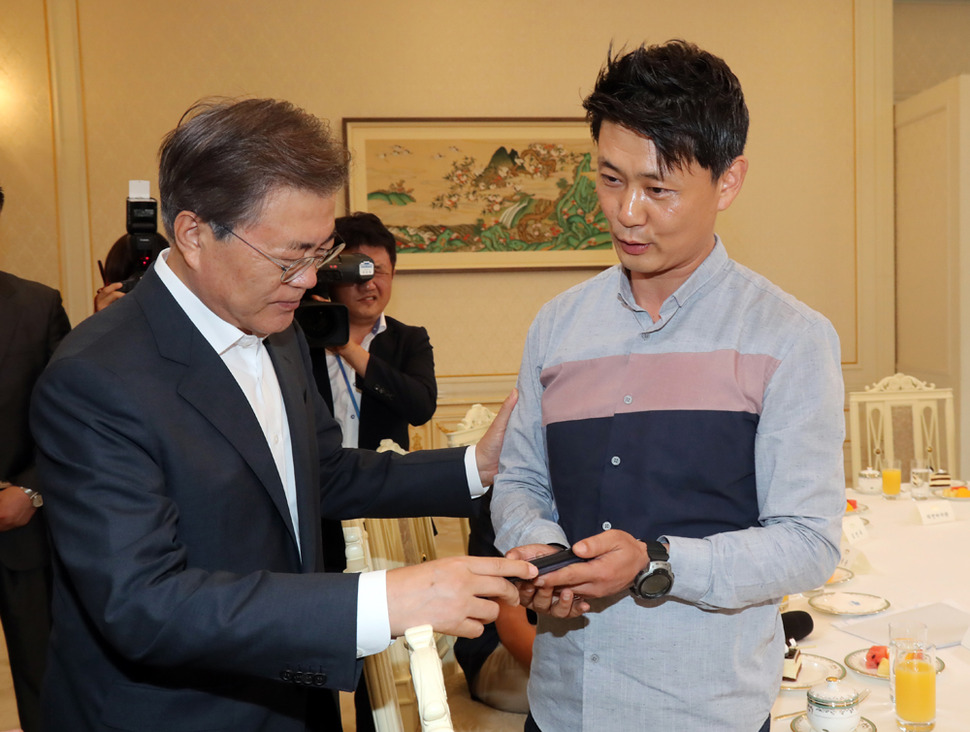 문재인 대통령이 8일 오후 청와대에서 열린 가습기 살균제 피해자 면담에서 가습기살균제 피해자와 가족모임 박기용 씨를 위로하고 있다. 2017.8.8 /청와대사진기자단