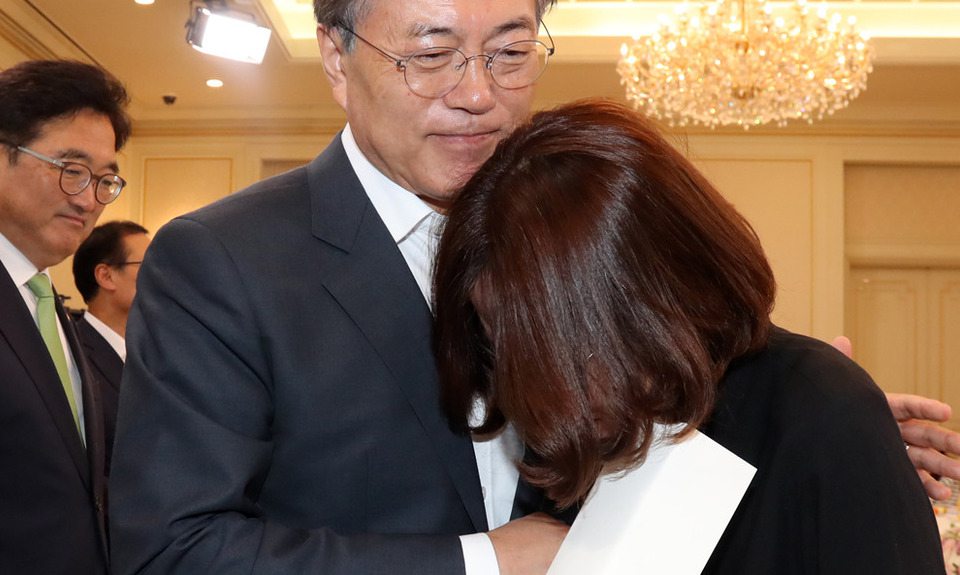 [포토] 가습기살균제 피해자 꼭 안아준 문 대통령