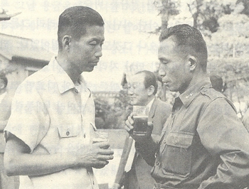 김병기·선우회와 함께 대동강철교 도강작전에 나섰던 시인 이용상(왼쪽)은 한국전쟁때 9사단 정훈부장 시절 참모장 박정희(오른쪽)와 인연을 맺어 5·16쿠데타 이후 공보국장 등으로 공직에 몸담았다. 하지만 그는 인사동 ‘술고래 풍류객’으로 더 유명했다. 사진은 1961년 박정희 국가재건최고회의 의장과 함께 한 모습. 저서 <용금옥시대> 중에서.