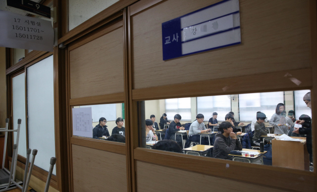 지난해 11월17일 수험생들이 2017학년도 대학수학능력시험 시험장인 서울 종로구 경복고등학교 교실에서 감독관의 설명을 듣고 있다. 강창광 기자 chang@hani.co.kr