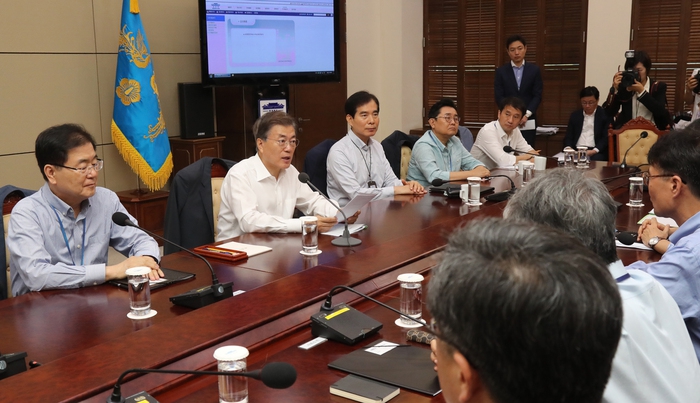 문재인 대통령이 10일 오전 청와대 여민관에서 열린 수석보좌관 회의를 주재하고 있다. 연합뉴스