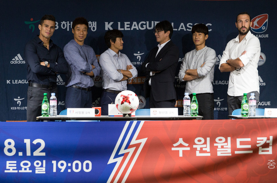 10일 오전 서울 신문로 축구회관 2층에서 열린 ‘슈퍼매치’ 미디어 데이에서 수원 삼성과 FC서울 감독과 간판 스타들이 회견 뒤 포즈를 취하고 있다. 왼쪽부터 수원 삼성의 조나탄, 염기훈, 서정원 감독, FC서울의 황선홍 감독, 윤일록, 데얀. 한국프로축구연맹 제공