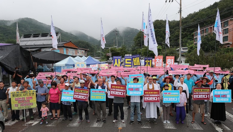 성주군 주민들과 종교인들이 10일 오전 경북 성주군 초전면 소성리 마을회관 앞에서 열린 ‘환경부 사드부지 불법 소규모 환경영향평가 검증 현장조사에 대한 입장 발표’ 기자회견에서 사드 배치 반대를 외치고 있다. 성주/백소아 기자 thanks@hani.co.kr