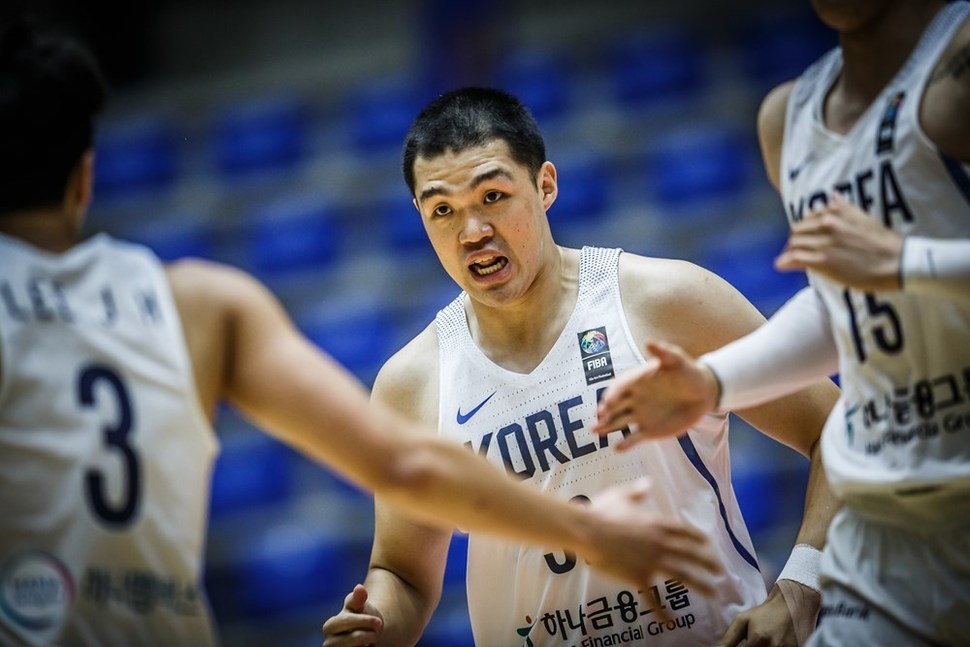 한국 남자농구 대표팀 이승현이 11일 레바논 베이루트에서 열린 국제농구연맹(FIBA) 아시아컵 조별리그 C조 카자흐스탄과의 경기에서 골을 넣은 뒤 동료 선수들의 환영을 받고 있다. 국제농구연맹(FIBA) 누리집 갈무리