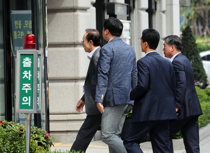 이명박 전 대통령이 지난 7일 오전 서울 강남구 사무실로 들어가고 있다. 이명박 정부의 국가정보원이 대규모 댓글 부대를 운영했다는 의혹을 계기로 이명박 정권에 대한 검찰의 수사 가능성이 거론되고 있다. 연합뉴스