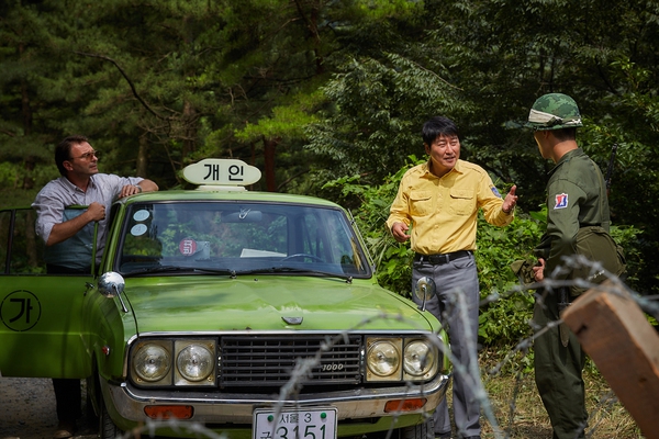 영화 <택시운전사>의 한 장면.