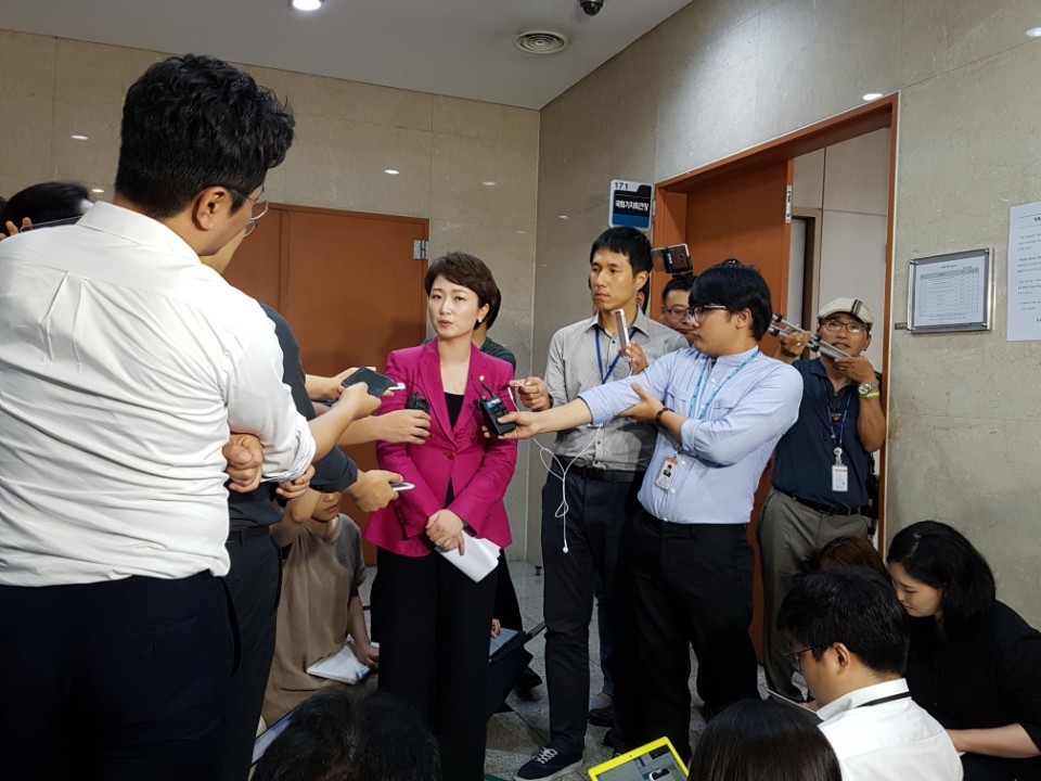 11일 국민의당 당대표 출마를 선언한 뒤 기자들의 질문에 답하고 있는 이언주 의원. 송경화 기자