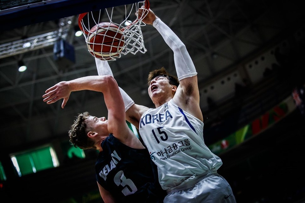 한국의 김종규가 13일(한국시각) 레바논 베이루트에서 열린 2017 국제농구연맹(FIBA) 아시아컵 조별리그 C조 3차전 뉴질랜드와 경기에서 덩크슛을 터뜨리고 있다. 국제농구연맹 누리집 갈무리