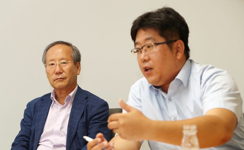 지속적인 단가 인하를 강요받다가 더는 회사를 경영할 수 없는 상황이 돼 차라리 회사를 인수하라고 제안했다가 협박 혐의로 구속영장이 청구됐다고 주장하는 태광공업·태광정밀의 손영태 전 회장(왼쪽)과 손정우 전 사장. 강재훈 선임기자 khan@hani.co.kr