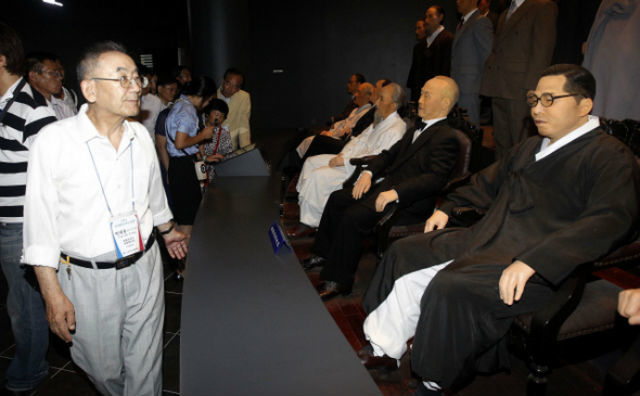 고국 찾은 독립유공자 후손 광복절을 앞두고 국가보훈처 초청으로 고국을 찾은 국외 거주 독립유공자 후손들이 목천읍 독립기념관에서 김구 주석 등 대한민국임시정부 요인들의 밀랍인형을 살펴보고 있다.  천안/박종식 기자 anaki@hani.co.kr