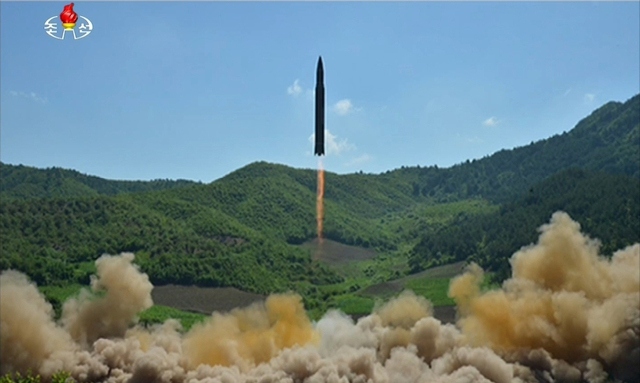 [한겨레 사설] 문 대통령, 광복절 경축사에 담대한 ‘북핵 해법’ 담기를