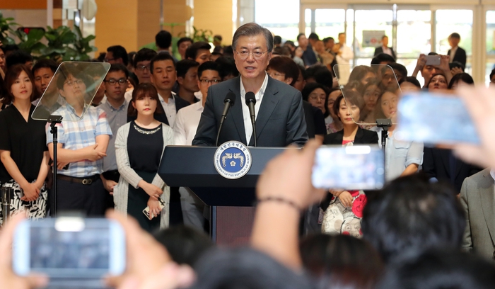 지난 9일 오후 문재인 대통령이 서울성모병원을 방문해 건강보험 보장성 강화 정책을 발표하고 있다. 청와대사진기자단