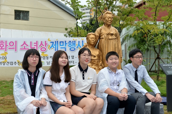 14일 광주시 남구 양림동 펭귄마을 들머리에 들어선 평화의 소녀상은 과거와 현재의 공존을 형상화했다. 남구 제공