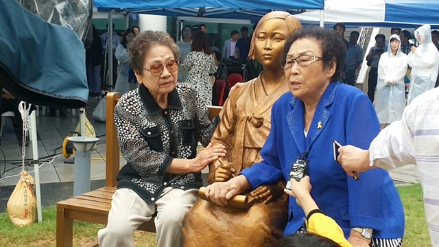 14일 광주 서구 상무시민공원에 세워진 소녀상 옆에 근로정신대 피해자인 양금덕(89·오른쪽)씨가 앉아 있다. 서구 제공