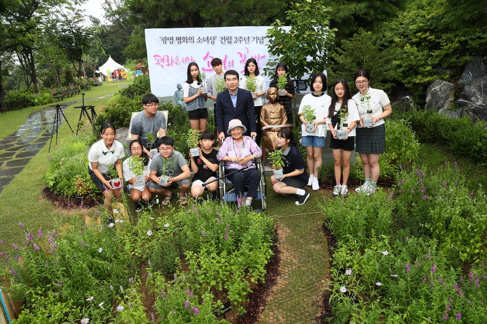 ‘평화의 소녀상’이 건립되기 시작한 지 6년만에 80여개를 넘은 데 이어 소녀상 훼손을 막기 위한 ‘평화를 위한 소녀의 꽃밭 조성’도 시작됐다. 지난 11일 경기 광명시 광명동굴 앞에 세워진 평화의 소녀상 주변에 중·고교생들이 중심이 돼 ‘소녀의 꽃밭’이 조성됐다. 경기 광명시 제공