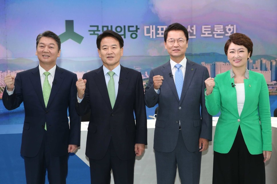 국민의당 8·27 전당대회에 당 대표로 출마한 후보들이 14일 서울 상암동 제이티비시(JTBC)사옥에서 열린 첫 텔레비전 토론회에 나와 나란히 선 채로 미소를 짓고 있다. 왼쪽부터 안철수, 정동영, 천정배, 이언주 후보. 국회사진기자단.