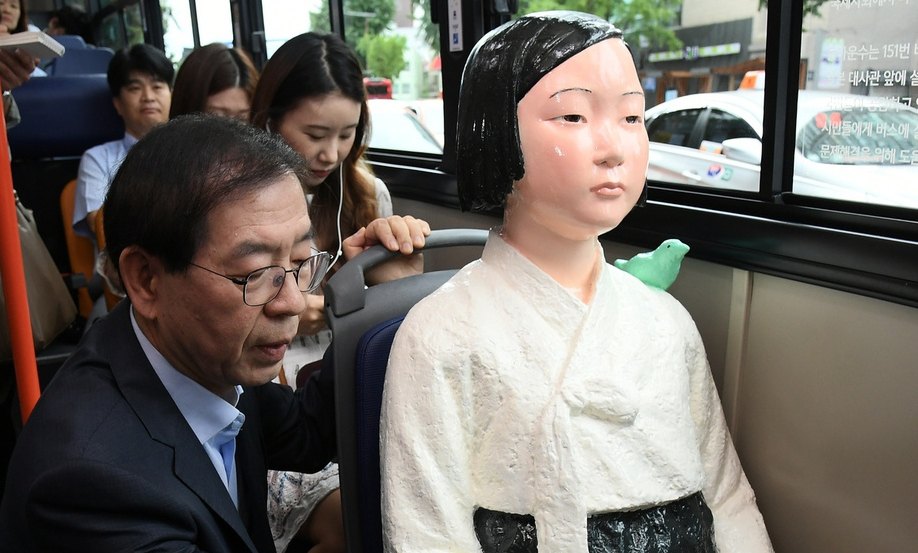 ‘소녀상 버스’ 탄 박원순 시장 “위안부 합의, 새로 이뤄져야”