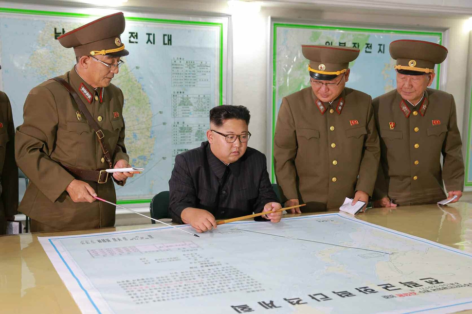 김정은 북한 노동당 위원장이 지난 14일 전략군사령부를 시찰하면서 김락겸 전략군사령관으로부터 &#39;괌 포위사격&#39; 방안에 대한 보고를 받았다고 노동신문이 15일 보도했다. 2017.8.15 연합뉴스