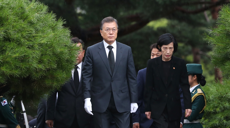 문재인 대통령이 광복절인 15일 오전 서울 용산구 효창동 백범 김구 묘역을 찾아 참배하고 있다.  청와대사진기자단