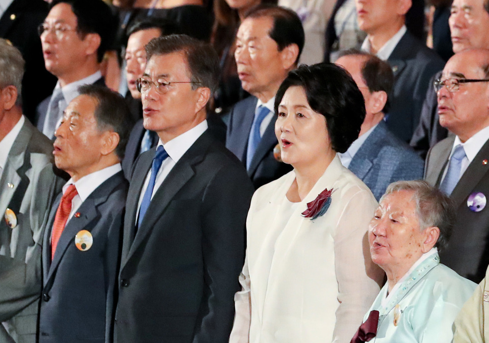 15일 오전 세종문화회관에서 열린 제 72주년 광복절 경축식에 참석한 문재인 대통령과 부인 김정숙씨가 애국가를 부르고 있다. 청와대 사진기자단