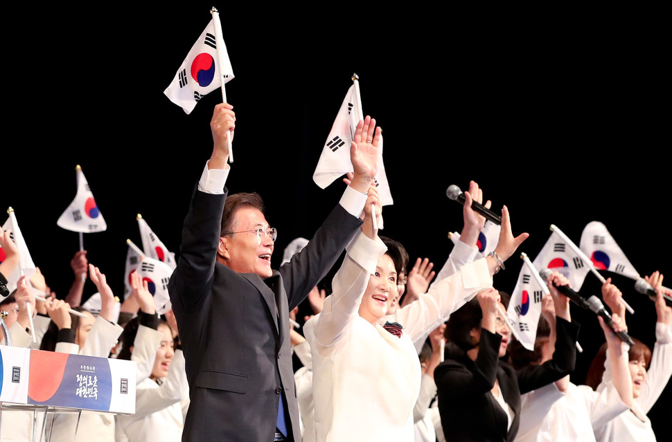 15일 오전 세종문화회관에서 열린 제 72주년 광복절 경축식에 참석한 문재인 대통령과 부인 김정숙씨가 만세 삼창을 하고 있다.  청와대 사진기자단