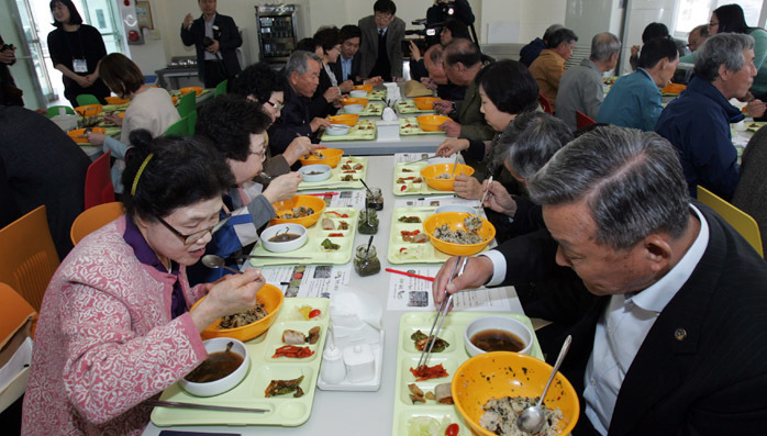 강원도민 등이 강원농업기술원이 개발한 강원 나물밥을 시식하고 있다.강원농업기술원 제공