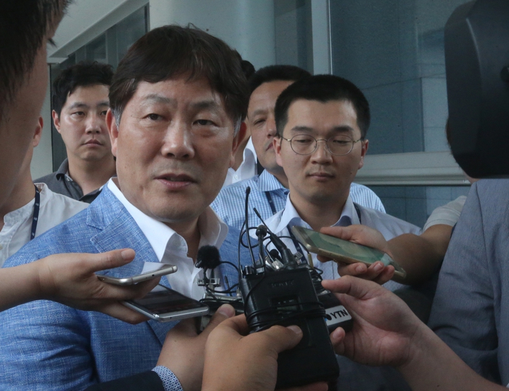 수백억원을 탈세한 혐의로 구속영장이 재청구된 김정규(52) 타이어 뱅크 회장이 지난 14일 구속 전 피의자 심문(영장실질심사)를 받으러 대전지법으로 들어서고 있다. 연합뉴스