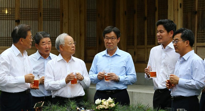 지난달 27일 청와대 상춘재앞에서 열린 문재인 대통령과 기업인들이 호프미팅을 가지고 있다. 왼쪽부터 문재인 대통령, 구본준 LG 부회장, 손경식 CJ 회장, 권오준 포스코 회장, 정용진 신세계 부회장, 김동연 경제부총리.     청와대사진기자단