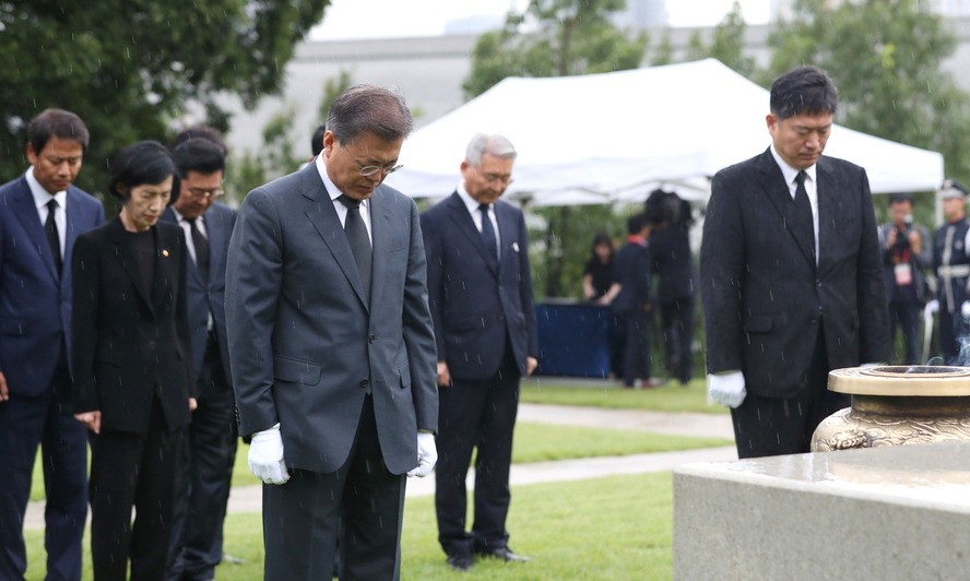 문 대통령, 광복절 맞아 백범 등 독립운동가 묘역 참배