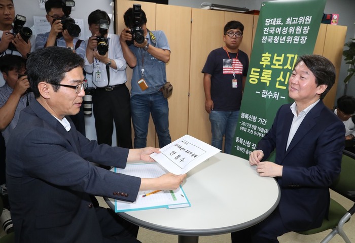 국민의당 안철수 전 대표가 지난 10일 오전 서울 여의도 당사에서 당대표 후보자 등록신청을 하며 서류를 접수하고 있다. 강창광 기자 chang@hani.co.kr