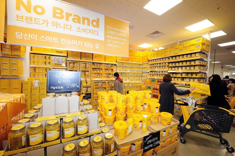 이마트 매대에 피비(PB) 상품이 진열돼 있다. 한겨레 자료사진