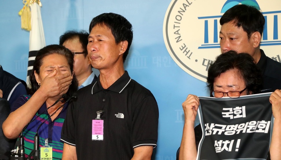 한국마사회 부산경남경마공원 마필관리사로 일하다 1일 주검으로 발견된 이현준씨 아버지 이복근씨(왼쪽 둘째)와 어머니 이시남씨(맨 왼쪽)가 지난 2일 오전 국회 정론관에서 기자회견을 열어 한국마사회 경영진 퇴진과 국회 차원의 진상규명위원회 설치를 요구하던 중 울음을 터뜨리고 있다. 오른쪽 둘째는 지난 5월27일 자살한 박경근 마필관리사의 어머니 주춘옥씨. 이정우 선임기자 woo@hani.co.kr