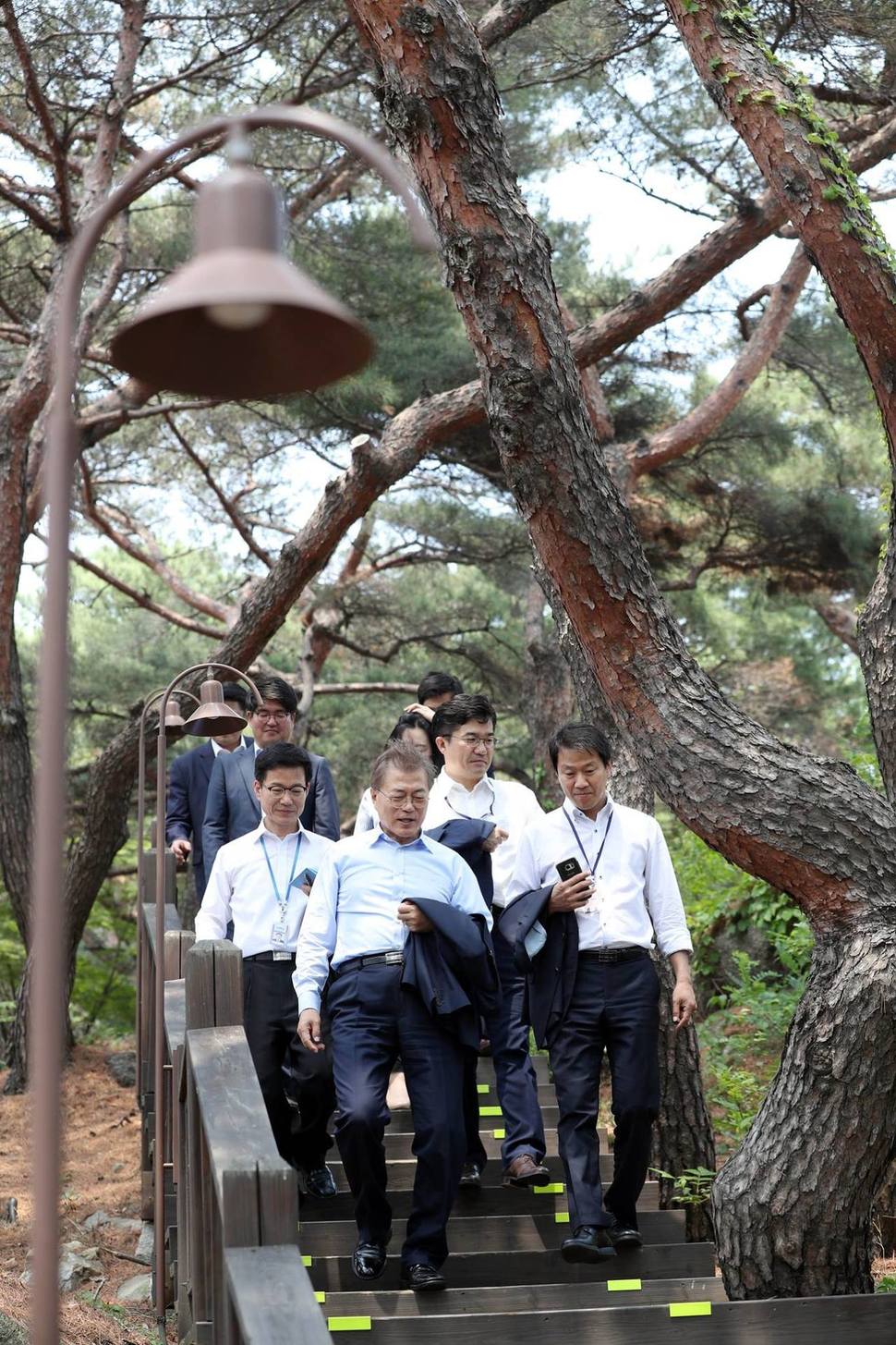 문재인 대통령이 임종석 청와대 비서실장 등 참모진들과 함께 청와대 경내를 걷고 있다. 청와대 페이스북 공식계정