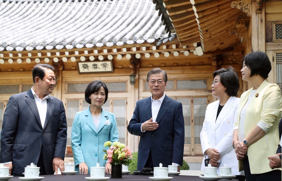 문재인 대통령이 지난달 19일 상춘재에서 여야 당대표 등을 초청해 오찬을 하고 있다. 청와대 제공