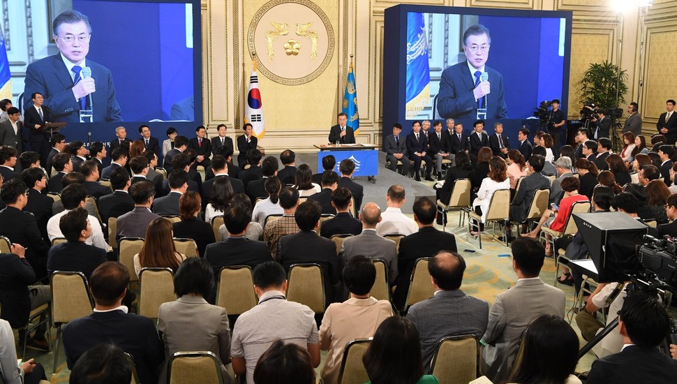 문재인 대통령이 17일 청와대 영빈관에서 열린 취임 100일 기자회견에서 기자들의 질문에 답변하고 있다. 청와대사진기자단